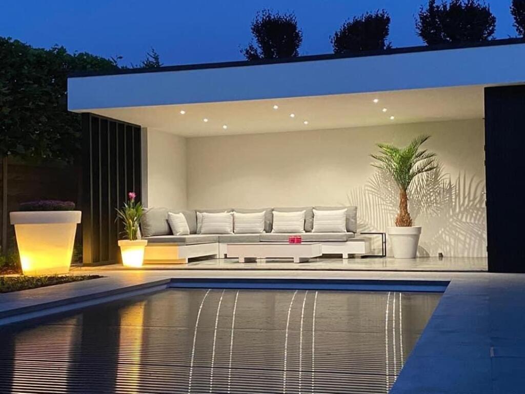 Black & White poolhouse met zwarte Meranti gevelbekleding, zicht op overdekt terras