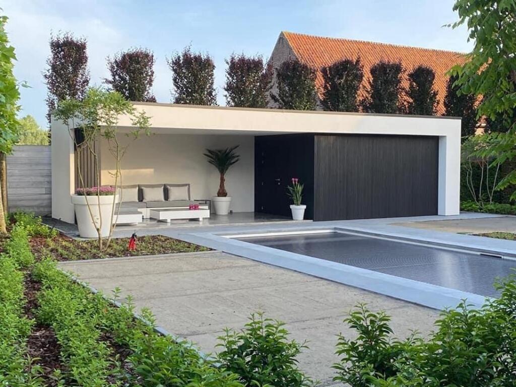 Black & White poolhouse met zwarte Meranti gevelbekleding, vooraanzicht