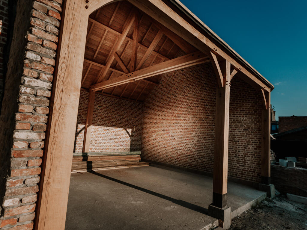 Houten dubbele carport in landelijke stijl