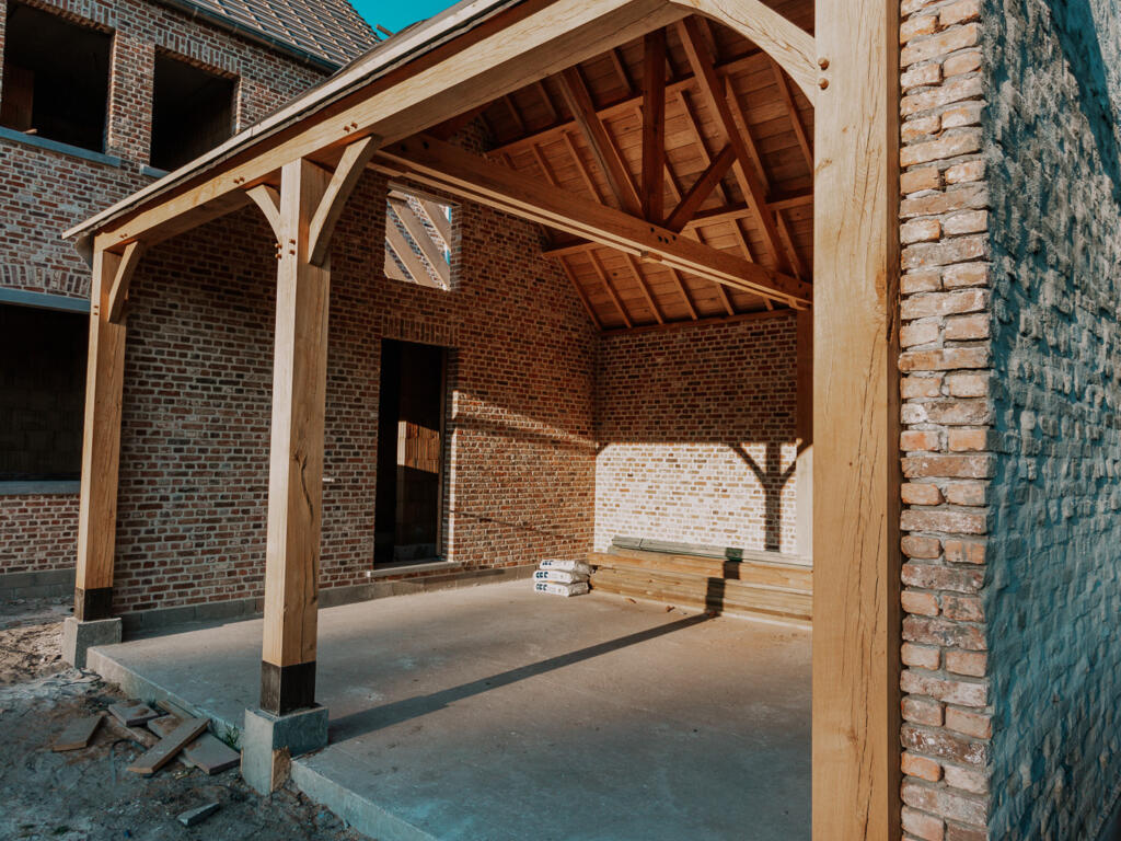 Houten carport in landelijke stijl