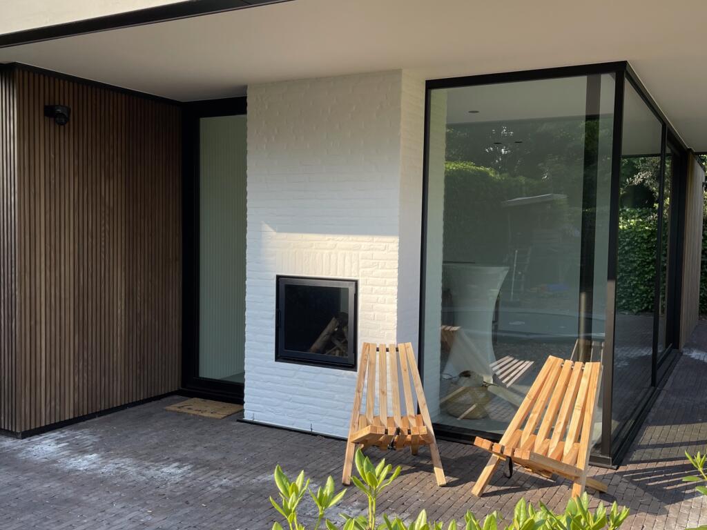 Zijaanzicht modern poolhouse met thermo es gevelbekleding