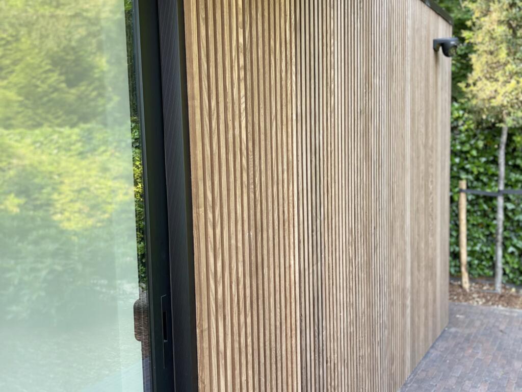 Detailbeeld van thermo es gevelbekleding op modern poolhouse