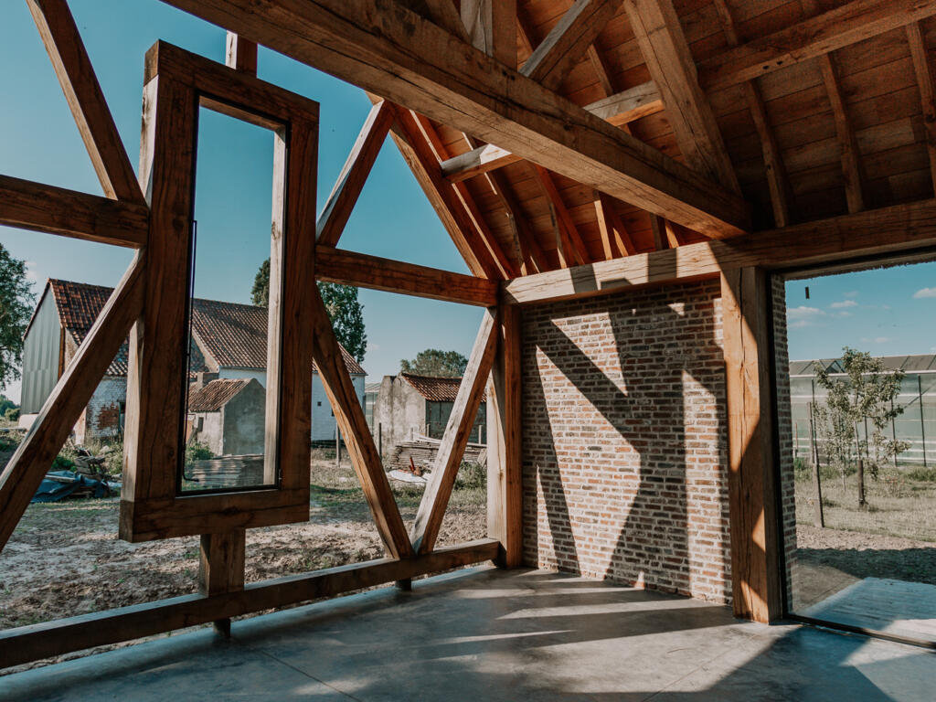 Beeld dat de unieke constructie in eiken balken toont met de geometrische patronen
