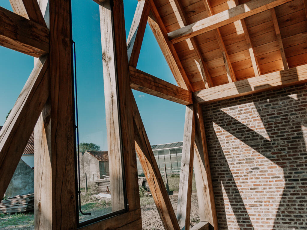 Beeld dat de unieke constructie in eiken balken toont met de geometrische patronen