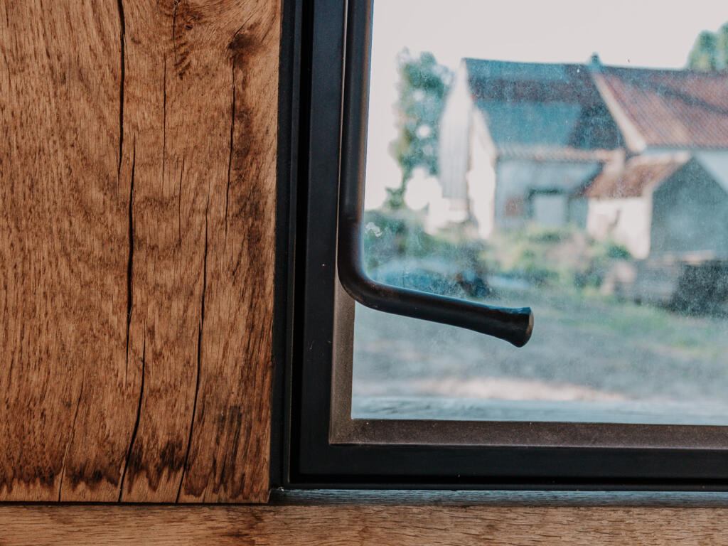 Detailbeeld van de stalen ramen en eiken balken