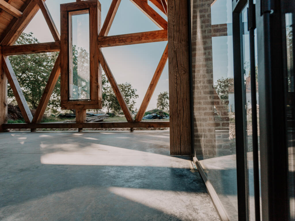 Beeld die de unieke constructie in eiken balken toont met de geometrische patronen