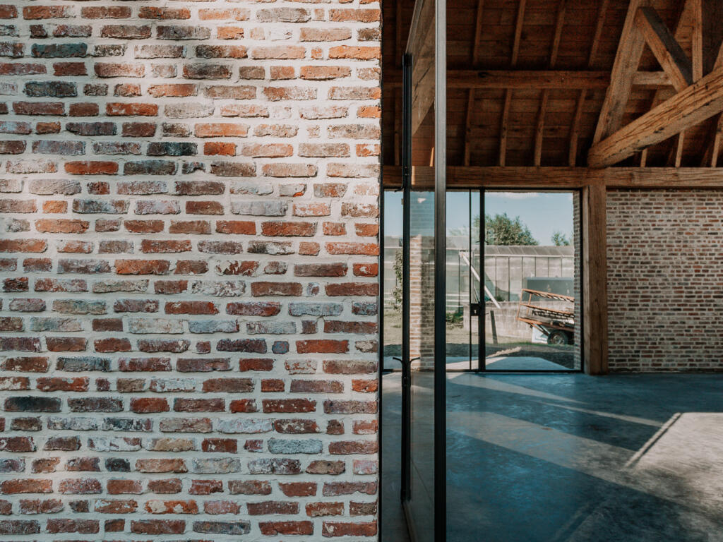 Blik op het interieur van dit unieke landelijke bijgebouw uit eiken balken