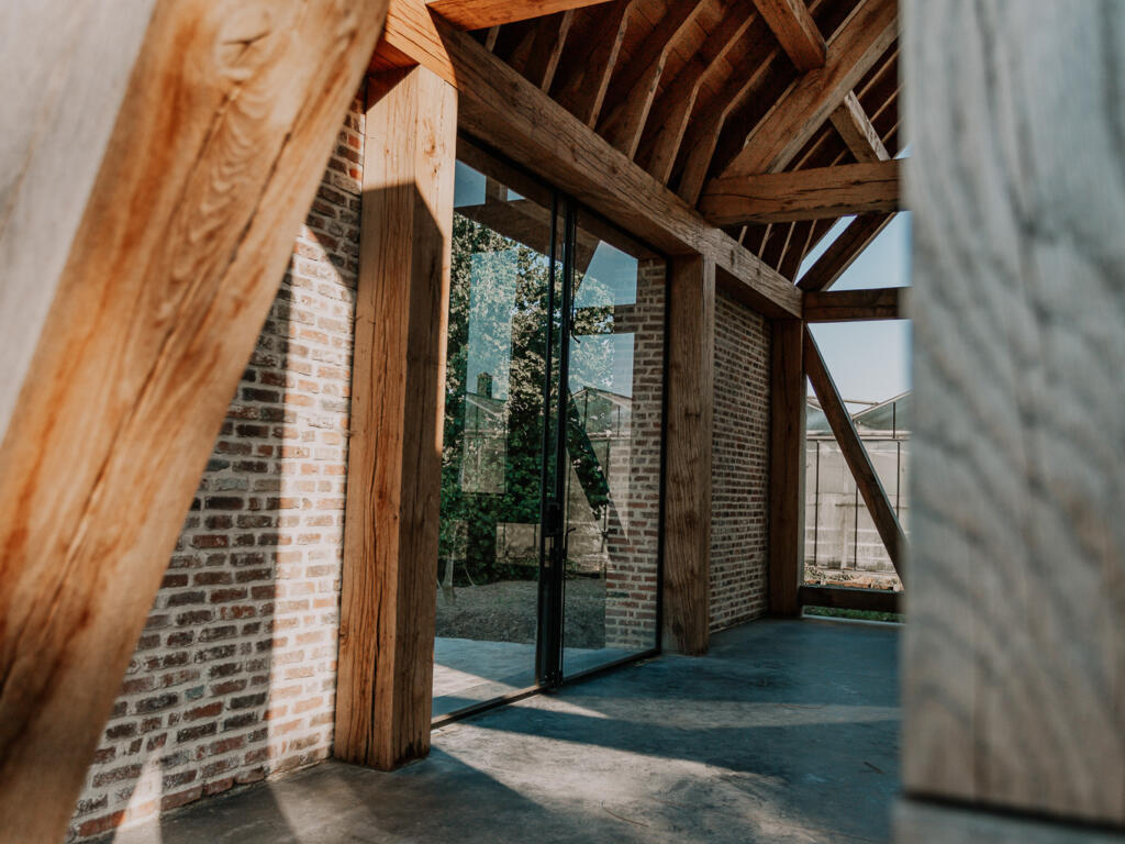 Binnenin het landelijke bijgebouw met de details van de eiken balken