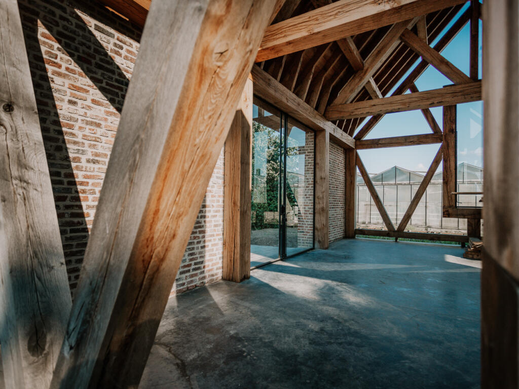 Binnebeeld van de eiken balken constructie
