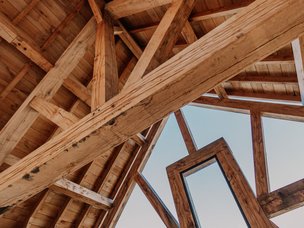 Detail van het eiken dakbeschot in dit landelijke bijgebouw